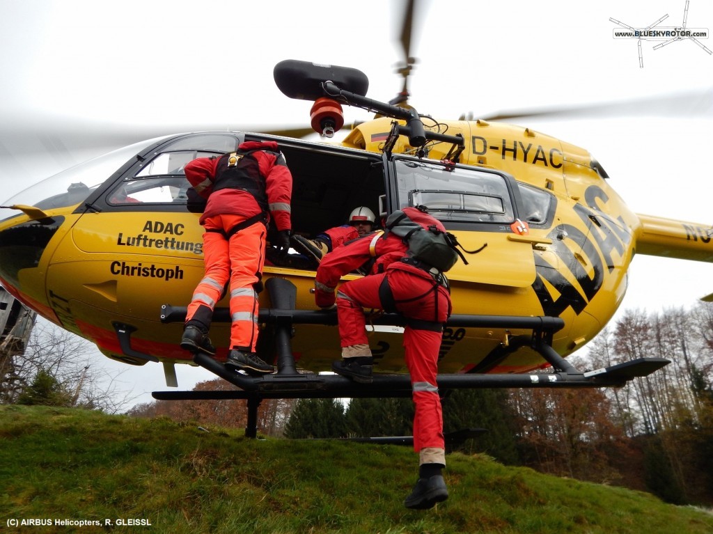 EC145 T2 ADAC loading rescue crew on the hill