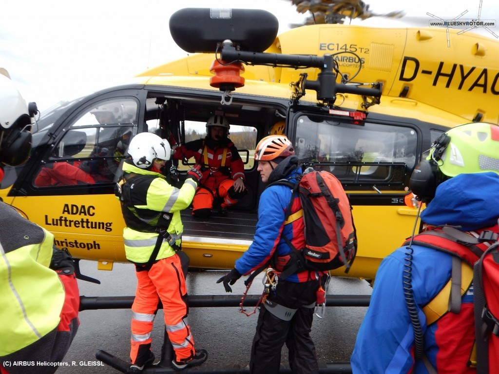 EC145 T2 ADAC loading rescue crew members (D-HYAC)