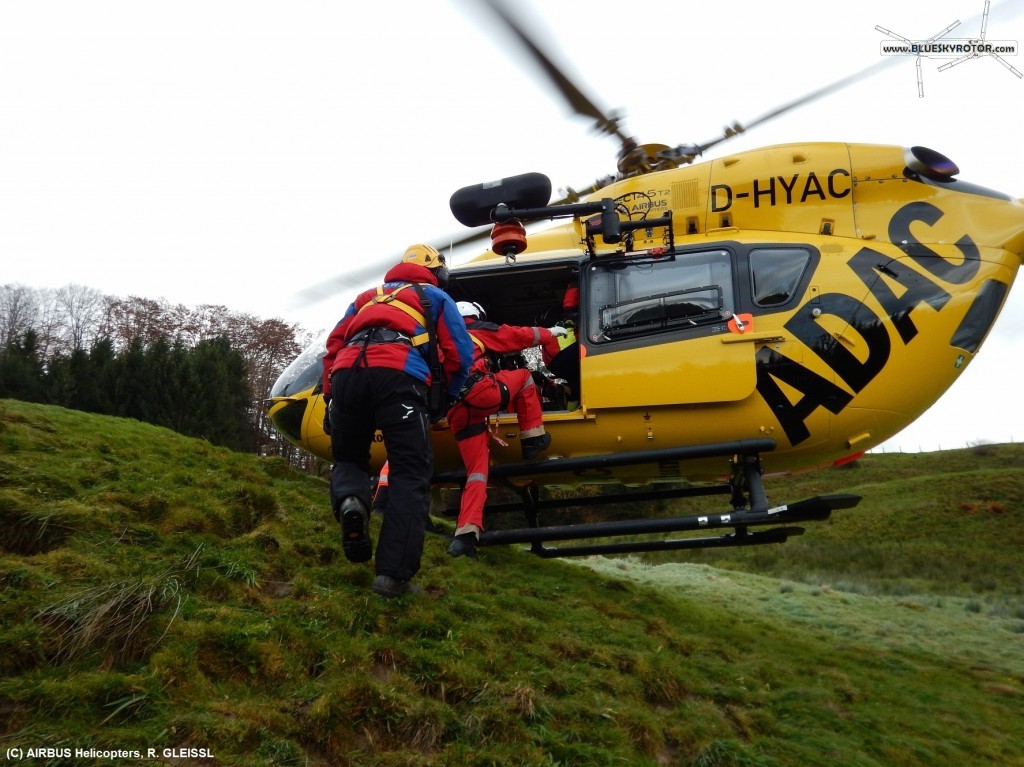 EC145 T2 ADAC loading rescue crew on the hill