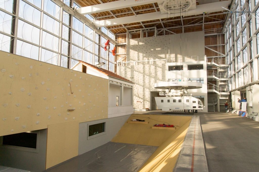 the swimming pool can be filled with (cold) water, turbines create current, and an ice sheet can be simulated with plastic boards